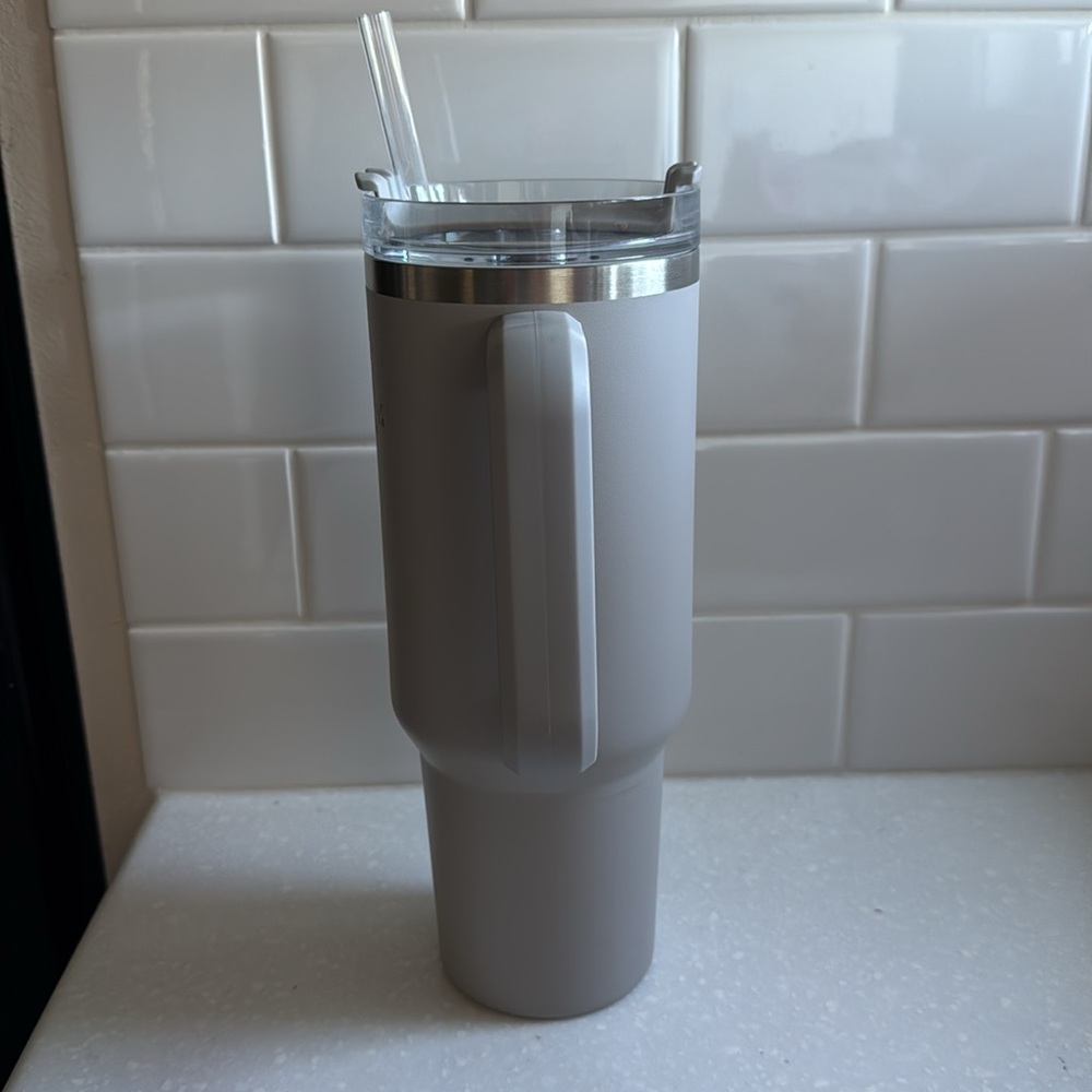 ⬇️⭐️ Stanley Adventure Quencher 40z Travel Tumbler in Ash Gray - Picture 3 of 8